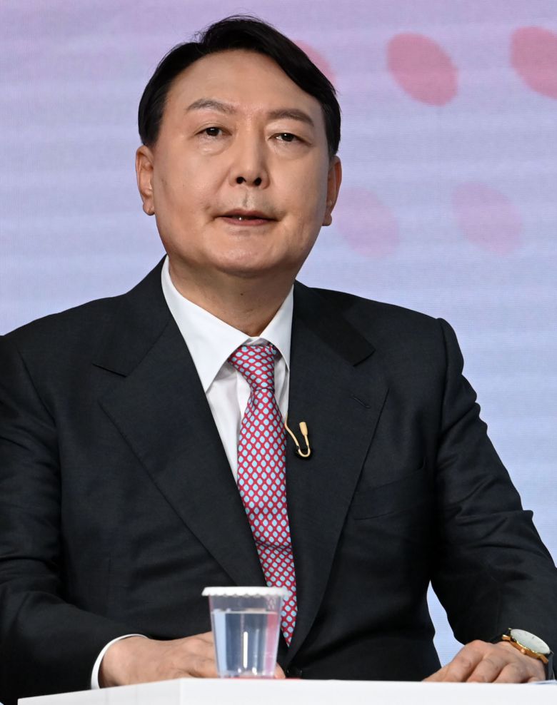 국민의힘 윤석열 대선 경선 예비후보가 23일 서울 강서구 ASSA 스튜디오에서 열린 국민의힘 제20대 대통령후보자 선거 제2차 방송토론회에서 토론을 준비하고 있다. [연합]