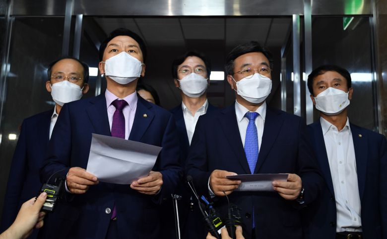 윤호중 더불어민주당 원내대표와 김기현 국민의힘 원내대표가 지난 29일 서울 여의도 국회에서 국회 언론미디어제도개선 특별위원회를 구성해 언론중재법 개정안을 재논의하는 내용의 합의문을 발표하고 있다. 이상섭 기자