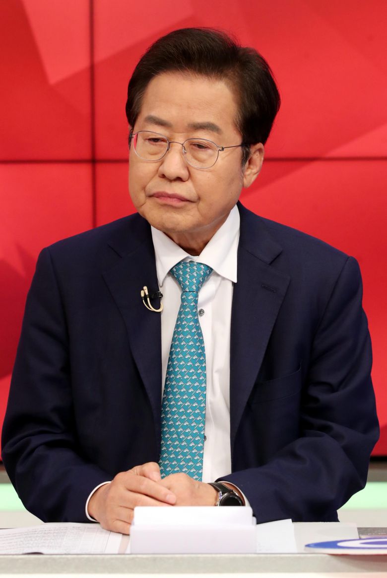 홍준표 국민의힘 대선 경선 예비후보가 1일 서울 중구 필동 매경미디어센터에서 열린 대선 경선 5차 방송토론회에서 토론을 준비하고 있다. [연합]