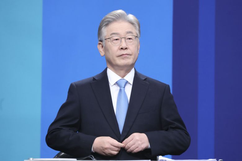 더불어민주당 이재명 대선 경선 후보가 5일 오후 경기도 부천시 OBS에서 열린 더불어민주당 대선 후보 토론회에서 토론 준비를 하고 있다. 연합뉴스