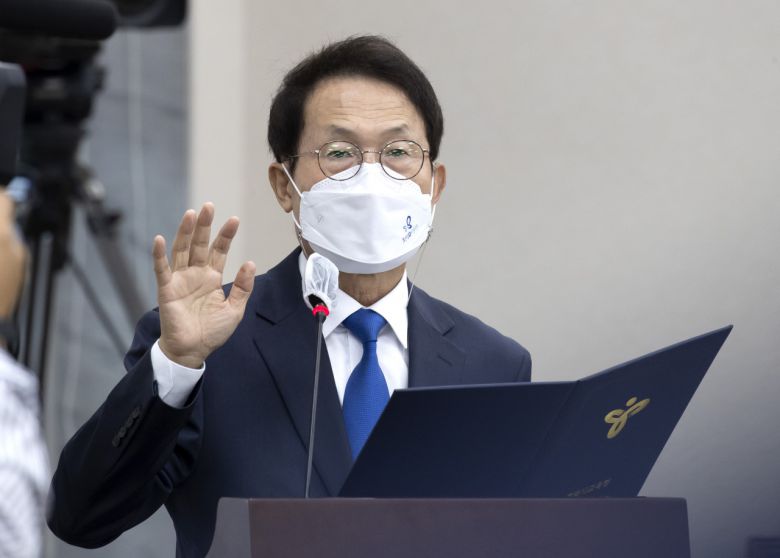 조희연 서울시교육청 교육감이 7일 국회에서 열린 교육위원회의 서울시·인천시·경기도·대전시·세종시·강원도·충청남북도 교육청에 대한 국정감사에서 선서하고 있다. [연합]