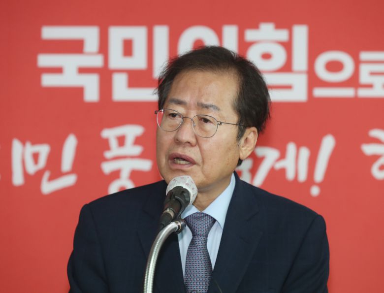 국민의힘 대권주자인 홍준표 의원이 7일 오전 울산시당에서 열린 선대위 임명장 수여식을 마치고 발언하고 있다. [연합]