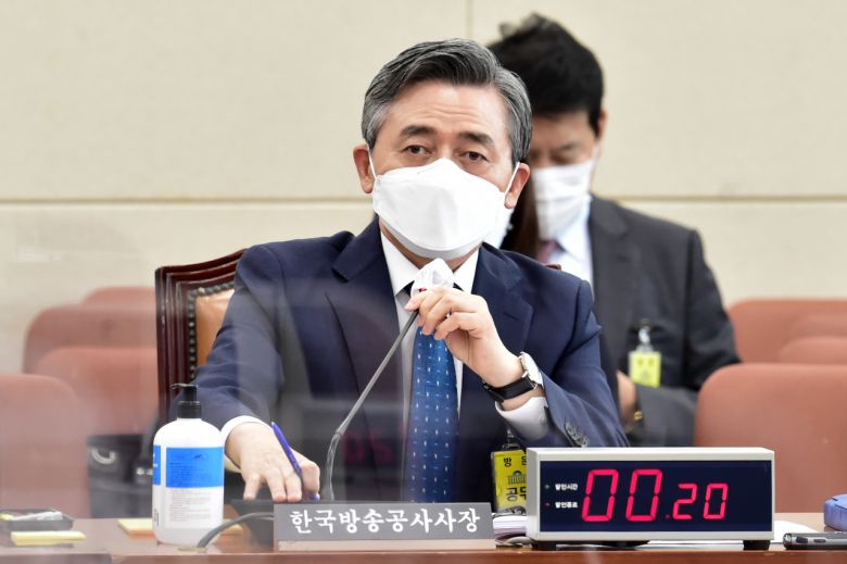 양승동 KBS 사장이 12일 국회에서 열린 과학기술정보방송통신위원회의 한국방송공사, 한국교육방송공사 국정감사에 출석, 질의에 답변하고 있다. [연합]