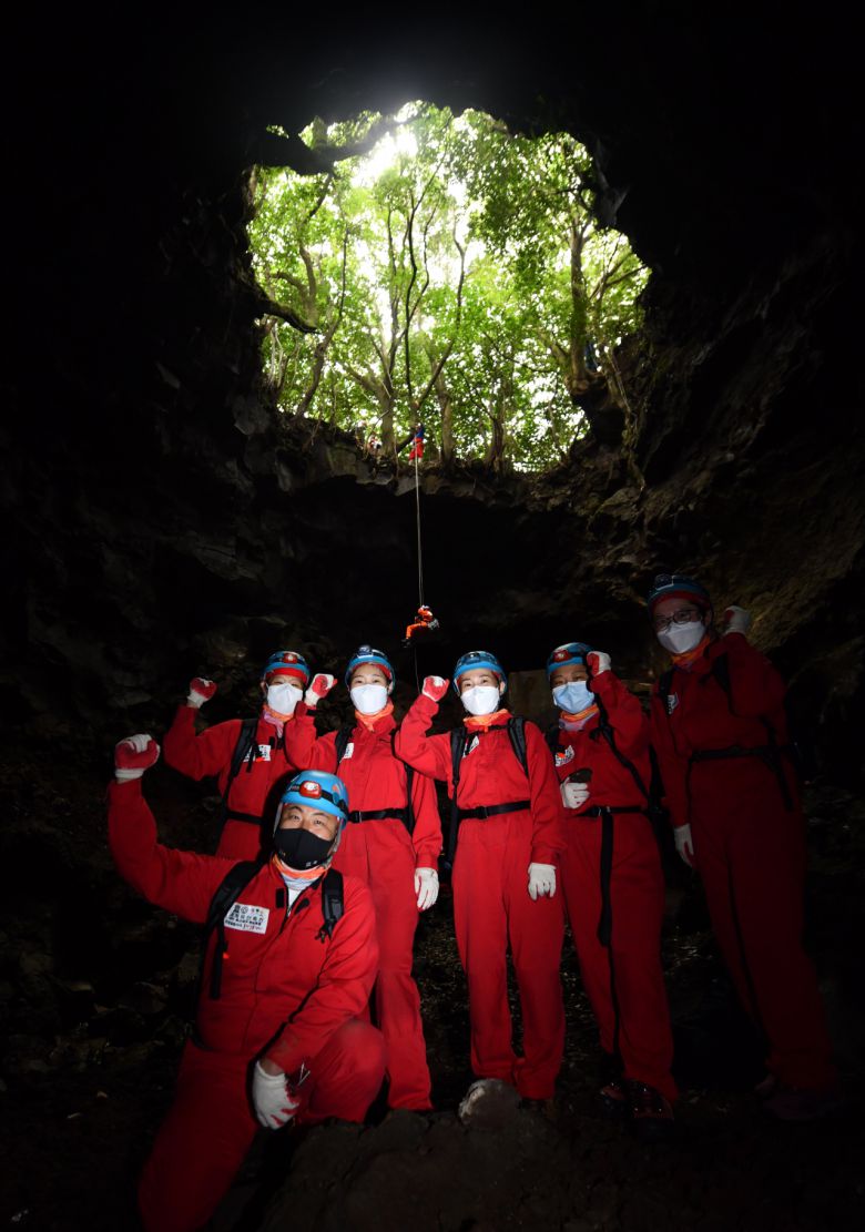 비공개구간이다가 세계유산축전 때(10.1~17 온라인 진행중)에만 공개하는 만장굴3 입구. 사진은 탐험대 모습.