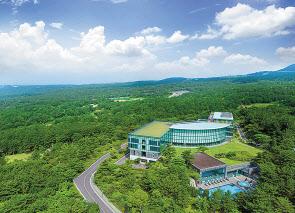 ▶WE=제주 WE호텔(사진 아래)은 한라산 숲속에 자리한 자연 중심형의 프리미엄 헬스리조트로, 한라산 청정숲과 지하 암반에서 올라오는 청정수 등 천혜의 자연 유산을 보유한 힐링 공간이다. 테라피는 이 호텔을 만든 의사들이 숲건강, 물건강 전문가와 함께 설계했다.