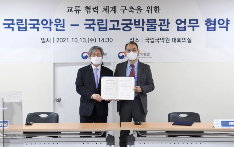 궁중악기 유물 공동연구 협력을 위한 업무협약을 체결한 김영운 국립국악원장(왼쪽)과 김인규 국립고궁박물관장 [국립국악원 제공]