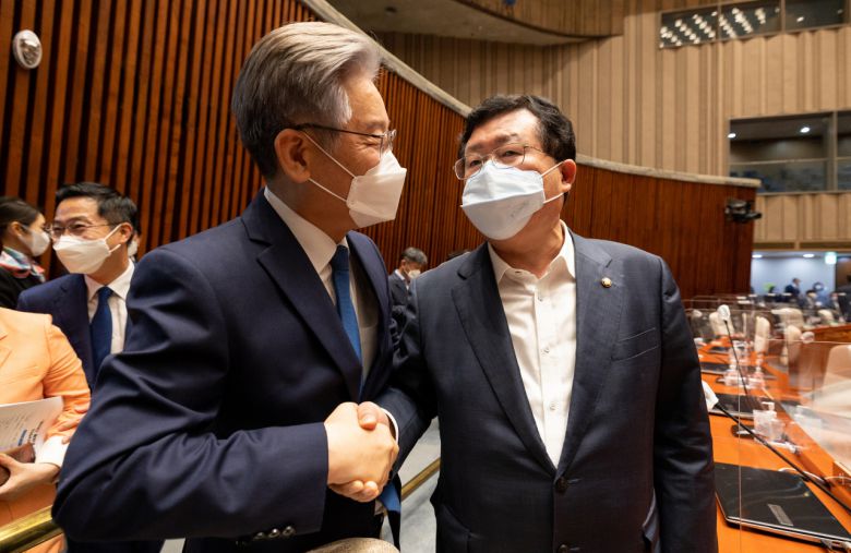 더불어민주당 이재명 대선후보가 15일 오전 서울 국회에서 열린 더불어민주당 의원총회에서 이낙연 캠프 공동선대위원장이었던 설훈 의원과 인사하고 있다. 연합뉴스