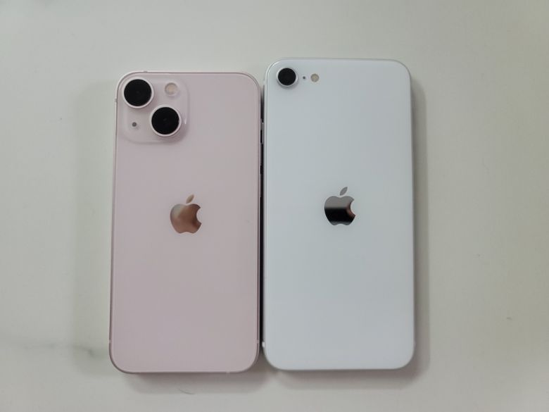 (좌)아이폰13 미니 (우)아이폰SE2 [박혜림 기자/rim@]