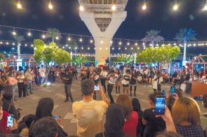 ‘위드 코로나’이후 초대형 국제 박람회로는 처음 열린 두바이 엑스포에서 K팝, 딱지치기, 달고나체험, 한국거리 조성 등으로 꾸민 대한민국이 가장 빛났다. 이번 엑스포 초반 부터 행사장 곳곳에서 방탄소년단(BTS)의 음악과 춤이 이어지더니, 한국관광공사와 한국문화재재단의 현대적인 한국, 전통의 아름다움 등이 조화를 이루면서 방문객을 사로잡았다.