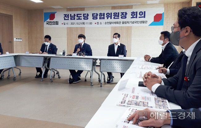 이준석 국민의힘 대표가 21일 팔마체육관에서 전남도당 당협위원장 회의에 앞서 기자회견을 열고 있다. /박대성기자 parkds@heraldcorp.com