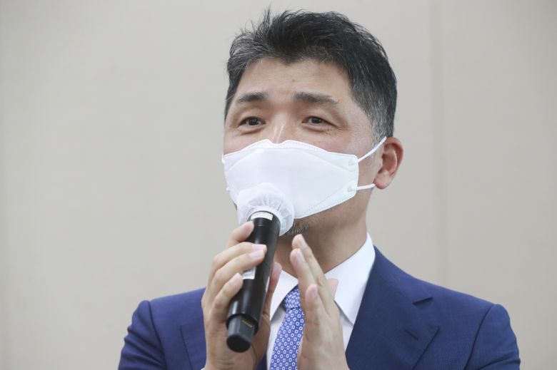 김범수 카카오 의장이 21일 오후 서울 여의도 국회에서 의원질의에 답변하고 있다. [연합]