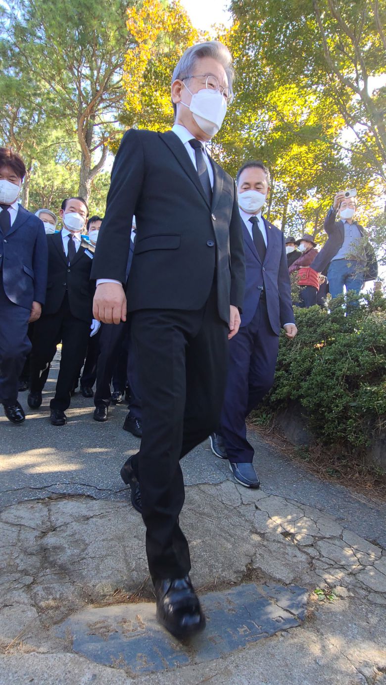 더불어민주당 대선후보인 이재명 경기도지사가 22일 오전 광주 북구 망월동 5·18 구묘역(민족민주열사묘역)을 참배하고 나오면서 전두환 비석을 밟고 있다. 이 후보는 묘역 입장 시에도 전두환 비석을 밟으며 국민의힘 대권주자 윤석열 후보를 언급했다. [연합]