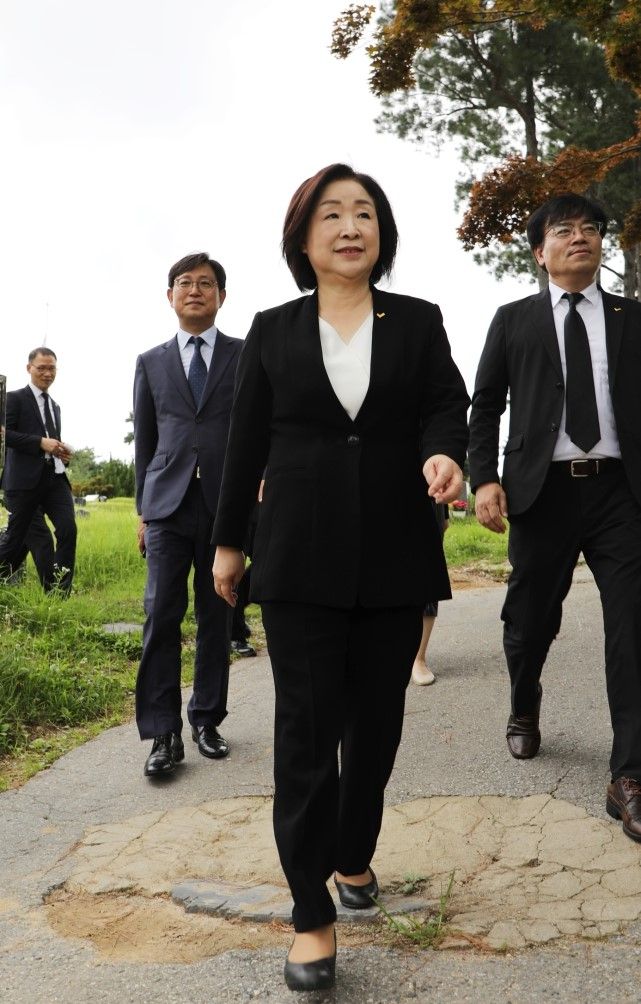 심상정 정의당 의원 역시 지난 2019년 7월 전두환 비석을 밟고 지나갔다. [사진=연합]