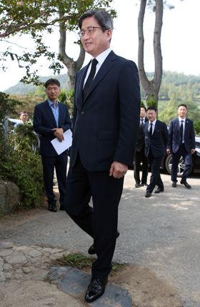 김명수 대법원장은 2018년 전두환 비석을 밟고 지나갔다가 논란이 일자 ‘비석이 그곳에 있었는지 몰랐다’고 해명했다.