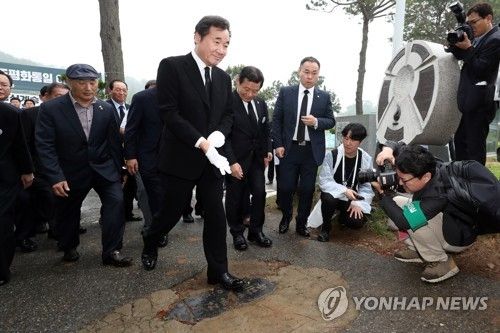 이낙연 전 국무총리는 2018년 5월 전두환 비석을 밟았다. [사진=연합]