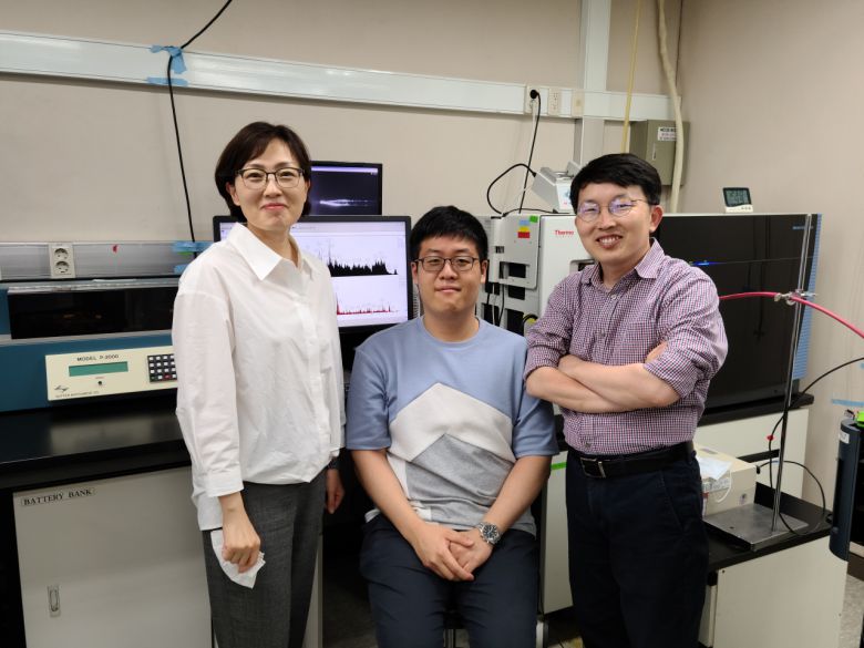 왼쪽부터 김빛내리 RNA 연구단장(공동교신저자), 배종우 연구원(제1저자), 김종서 연구위원(공동교신저자).[IBS 제공]