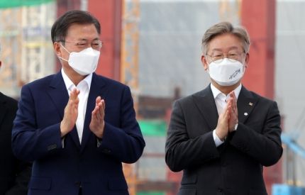 [헤럴드경제=박병국 기자]청와대가 26일 예정된 문재인 대통령과 더불어민주당 대선 후보로 선출된 이재명 지사와 면담과 관련해 "선거와 관련되지 않고 정치적인 오해를 불러일으키지 않을 사안으로 대화 하실 것"이라고 밝혔다.