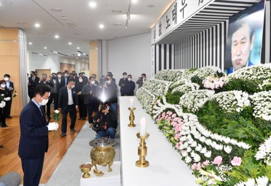 이철우 경북도지사가 27일 도청 동락관 1층 로비에 설치된 고 노태우 전 대통령 도민분향소에서 헌화하고 있다. 분양소는 27일 오후부터 영결식이 이뤄지는 오는 30일까지 운영된다. (경북도 제공)