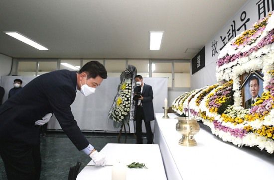 포항시는 27일 오후부터 종합운동장 1층 대회의실에 고(故) 노태우 전 대통령 분향소를 설치해 운영한다. 사진은 분향하는 이강덕 포항시장(포항시 제공)