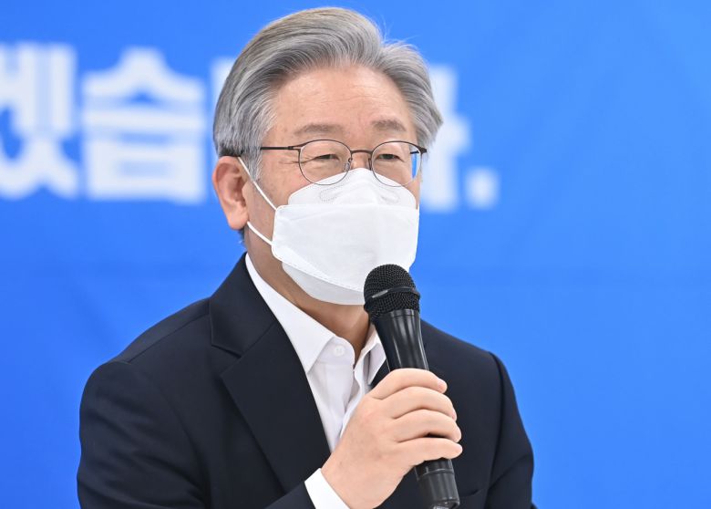 이재명 더불어민주당 대선 후보가 지난 26일 오후 경기도 성남시의료원을 방문해 관계자들과 간담회를 하고 있다. [연합]