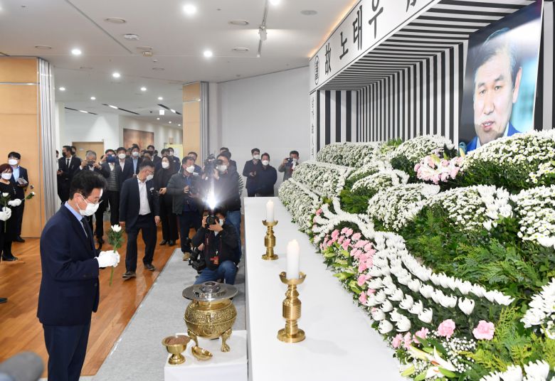 이철우 경북지사가 27일 도청 동락관에 설치된 고 노태우 전 대통령 도민분향소에서 헌화하고 있다.[경북도 제공]