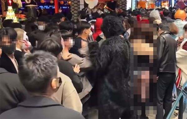 여성의 신체를 불법 촬영한 남성에게 엄지를 치켜들며 환호하는 남성의 모습. [유튜브 영상 갈무리]