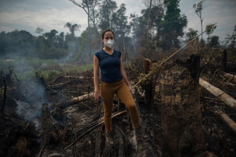 국제 환경단체 그린피스의 한 운동가가 지난 9월 화재로 검게 타버린 브라질 아마존 산림을 걸어가고 있다. [AFP]
