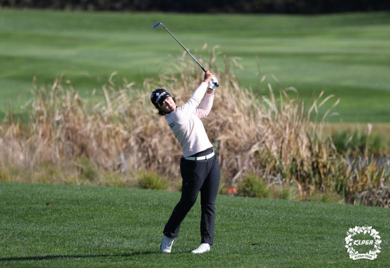 7일 제주시에 위치한 엘리시안 제주CC에서 열린 한국여자프로골프(KLPGA)투어 제15회 S-오일 챔피언십 최종라운드 2번 홀에서 박지영이 아이언샷 하고 있다. [KLPGA 제공]