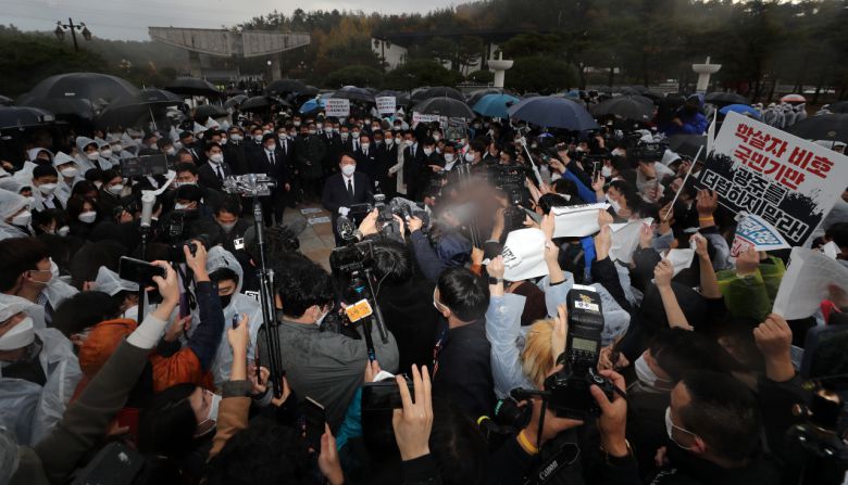 윤석열 국민의힘 대선후보가 10일 광주 북구 국립 5·18 민주묘지를 참배한 뒤 취재진의 질문에 답변하고 있다. 이날 윤 후보는 5·18 민주묘지 추모탑에 헌화·분향하려 했으나 반대하는 시민들에 가로막혀 추모탑 입구에서 묵념으로 참배를 대신했다. [연합]