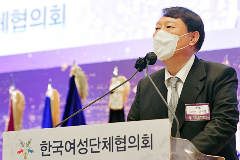 윤석열 국민의힘 대선후보가 지난 9일 오후 서울 강남구 삼성동 코엑스 오디토리움에서 열린 제56회 전국여성대회에서 축사하고 있다. [연합]