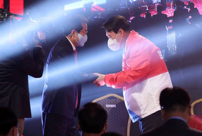 [헤럴드경제=박병국 기자]문재인 대통령의 대선후보 선출 축하난이 오는 15일 윤석열 국민의힘 후보에게 전달된다. 윤 후보외에 다른 대선 후보에도 순차적으로 축하 난이 전달될 예정이다.