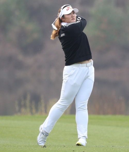 유해란이 SK쉴더스 SK텔레콤 챔피언십 마지막날 아이언샷을 하고 있다. [사진=KLPGA]