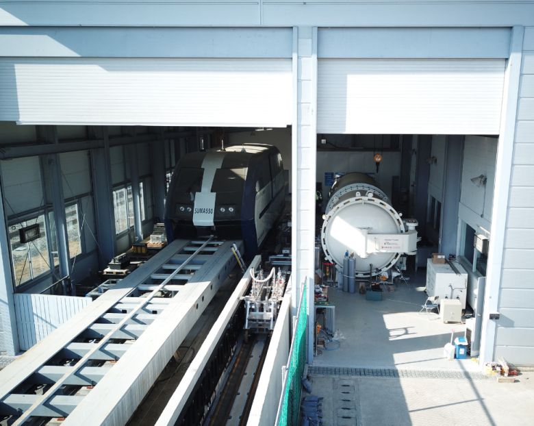 왼쪽부터 자기부상축소열차, 냉동기 없는 초전도 추진 주행체, 아진공 기밀튜브. [한국철도기술연구원 제공]