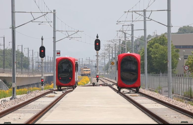 오송 철도종합시험선로에서 5G기반 열차자율주행시험차량이 열차 간 분기제어 시험 중이다. 한국철도기술연구원 제공]