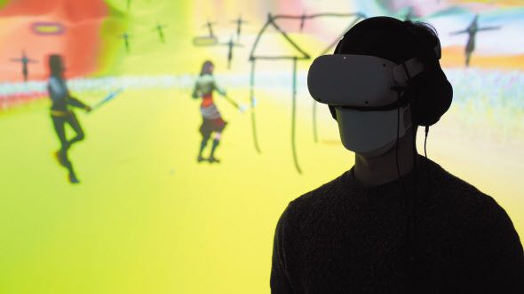 본지 유동현 기자가 메타버스 기반 허수아비 콘텐츠를 체험하고 있다.[한국예술종합학교 아트엔 테크놀로지랩 제공]