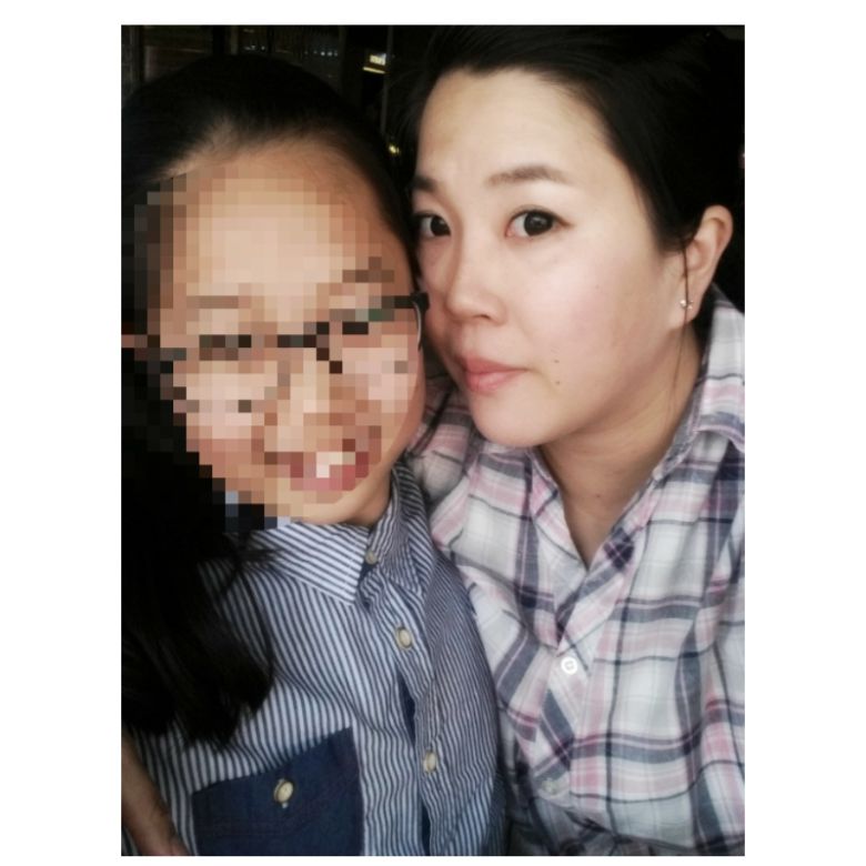 고3 딸을 둔 엄마인 김지선 씨와 그의 딸. 딸이 어릴 때의 모습이다. [김지선 씨 제공]