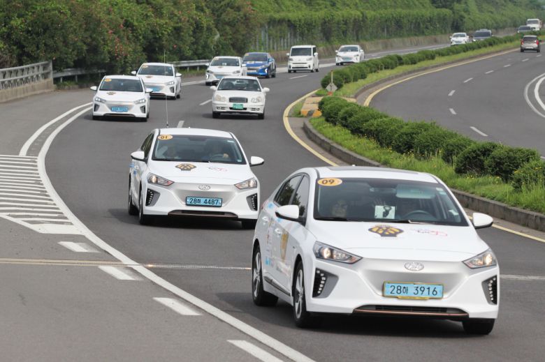 제주관광공사가 싱가포르자동차협회와 추진하는 싱가포르 방한객 자가운전 제주여행패키지는 오는 25일부터 시작된다.