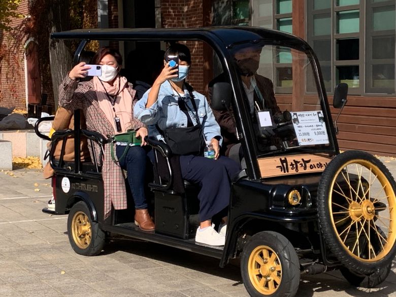 인천 개항장 레트로 체험을 하고 있는 싱가포르 관광객들