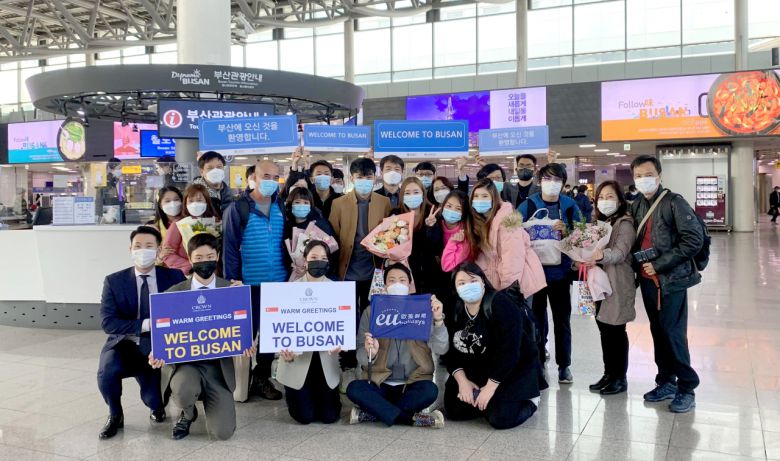 싱가포르 여행객들이 김해공항에 마중나온 부산관광공사 관계자들과 기념사진을 찍고 있다.