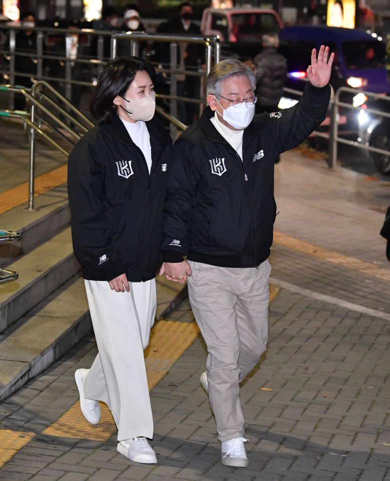 더불어민주당 이재명 대선후보와 부인 김혜경 씨가 지난 18일 서울 고척돔에서 열린 프로야구 한국시리즈 4차전을 관람하기 위해 이동하고 있다. [연합]