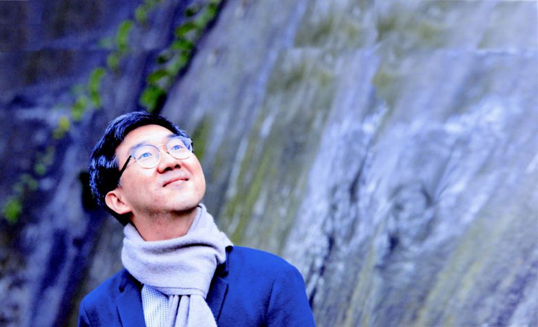 한국의 익숙한 일상과 풍경을 소재로, 국악을 음악적 요소로 결합해 재기발랄한 현대음악을 선보이는 김택수 작곡가는 지금 전 세계가 주목하는 K-클래식의 선두주자다. 그는 “작곡가는 자신의 인생을 갈아 넣는 것이다. 어린시절부터 갈아넣었더니 한국은 피해갈 수 없었다”고 말했다. 박현구 기자