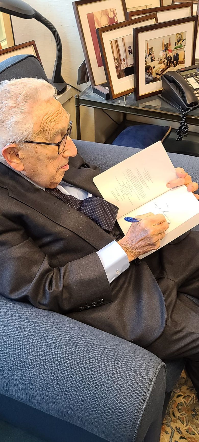 헨리 키신저 전 미 국무장관이 30일(현지시간) 미국 뉴욕에서 자신의 신간인 ‘인공지능시대(The Age of A.I.)’에 더불어민주당 이재명 대선후보에게 ‘행운을 빈다(Good wishes)’는 친필 사인을 작성하고 있다. [김현종 더불어민주당 이재명 대선후보 국제통상특보단장 페이스북 캡처]