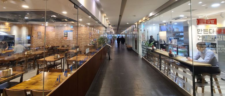 전 세계가 코로나19의 새로운 변이인 '오미크론' 확산 우려로 패닉에 빠졌다. 단계적 일상회복(위드코로나)과 연말 특수로 매출 증가를 기대하던 자영업자들이 다시 불안에 떨고 있다. [연합]