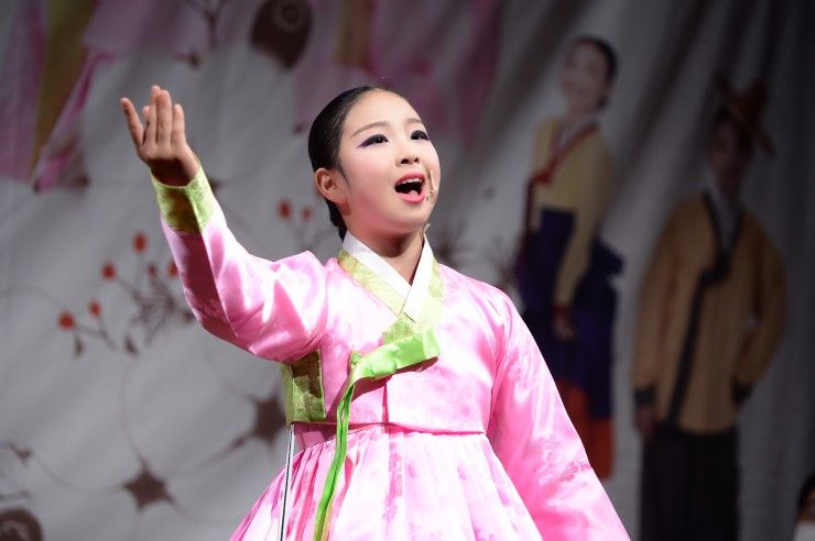 12세 국악소녀 안유빈이 어려운 장르로 세번째 완창에 도전한다. 한번 완창에는 3시간 가량 걸린다.