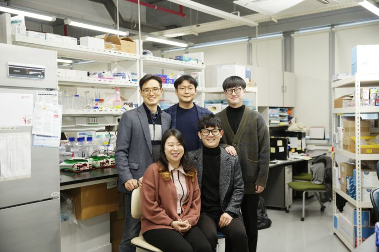 강병헌(왼쪽 위 첫번째), 이창욱(왼쪽 위 두번째) 교수 연구팀.[UNIST 제공]