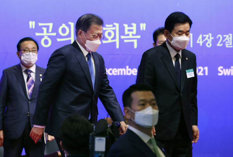 문재인 대통령이 2일 서울 서대문구 스위스그랜드호텔에서 열린 국가조찬기도회가 끝난 뒤 (사)대한민국 국회조찬기도회 회장인 더불어민주당 김진표 의원과 연단에서 내려오고 있다. 연합뉴스