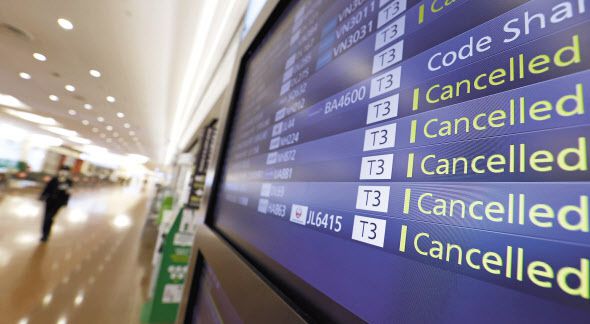 도쿄국제공항(東京國際空港)의 전광판이 1일 취소된 항공편을 보여주고 있다. [AP]