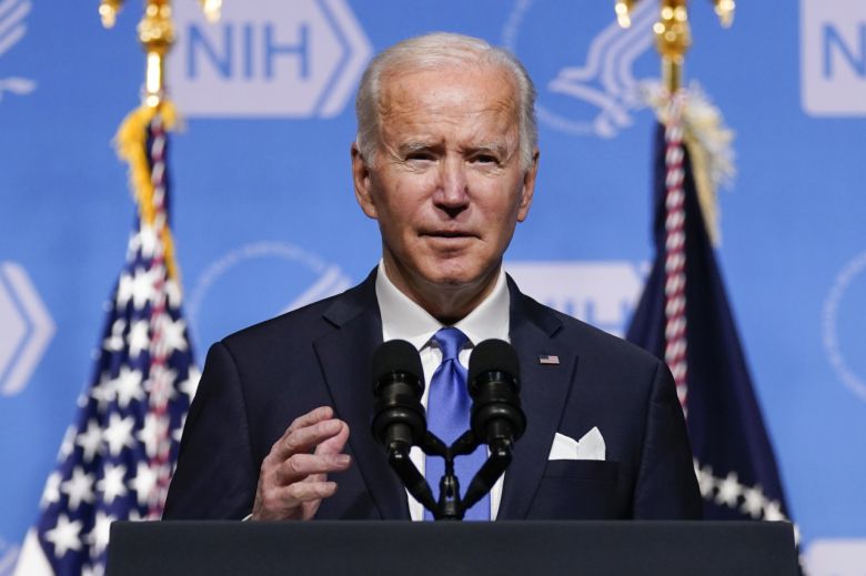 조 바이든 미국 대통령이 2일(현지시간) 매릴랜드주 베데스다에 위치한 국립보건원(NIH)에서 오미크론 변이 등 신종 코로나바이러스 감염증(코로나19) 관련 대책을 발표하고 있다. [AP]