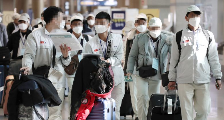 신종 코로나바이러스감염증(코로나19)의 새로운 변이 바이러스인 오미크론 확진자 추가 유입을 막기 위해 모든 입국자에 대한 격리 조치가 시작된 3일 오전 인천국제공항 제1여객터미널에서 베트남 해외노동자들이 경기도 고양의 자가격리시설로 향하는 버스에 탑승을 위해 이동하고 있다. 연합뉴스