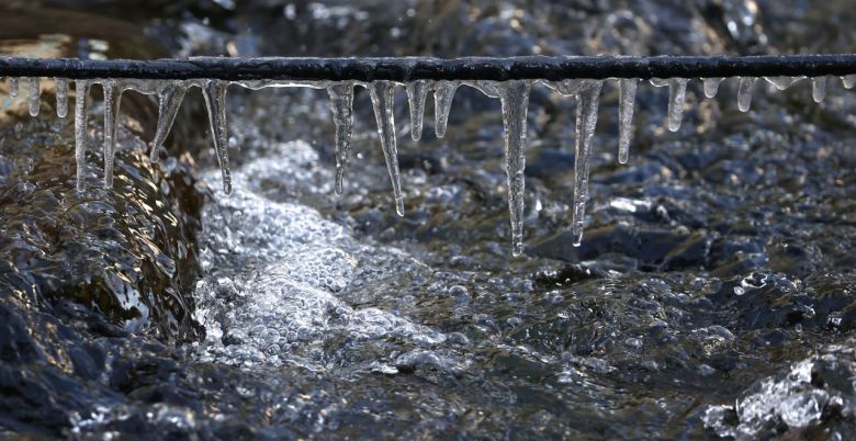 아침 기온이 전날보다 10도가량 떨어지며 영하권 날씨를 보이는 1일 오전 서울 청계천에 설치된 전선에 고드름이 맺혀 있다. [연합]